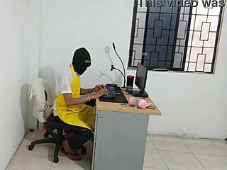 Vecina se pone caliente y enseña su culo delante de la cámara