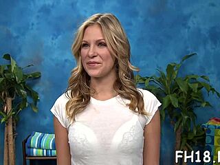 年轻女孩接受涂油身体的诱人触碰的Nuru按摩