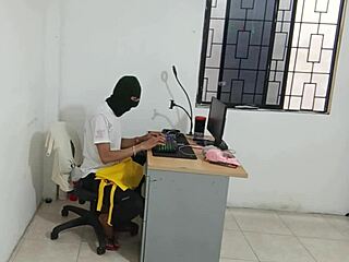 Vecina se pone caliente y enseña su culo delante de la cámara