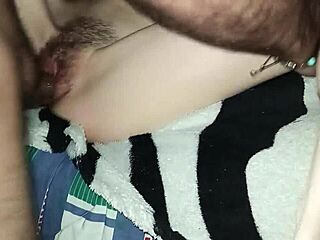 क्या मैंने अपनी शाई गर्लफ्रेंड की योनी चाटी इससे पहले कि पेनेट्रेट करूं और अंदर कम करूं?