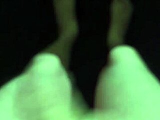 Gola amaterka kaže velik kurac na prostem ponoči