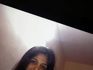 Tante indienne reçoit tribut de sperme sur corps nu