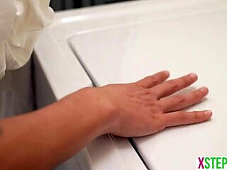 La mia sorellastra piccolina 18+ Lana mi ha aiutato con il problema dei sogni bagnati