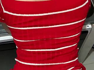 Mi madrastra me pone cachondo en la cocina para follar su culo grande