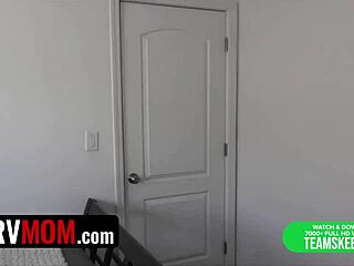 饥渴熟女继母用口交和肛交诱惑她的饥渴继子。