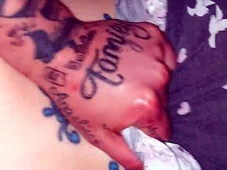 Milf latina se come sentones sin condón mojados en su culo grande