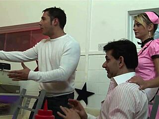 تخيل غانغ بانغ بري مع ميلف ذات الثديين الكبيرين في المطعم في 4k.