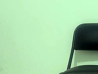 woman dancing and showing ass and tits 😘