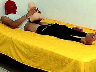 Je ta seks punčka pripravljena za jebanje po dnevih brez?