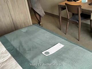 Hete stiefmoeder deelt bed met stiefzoon in hotel