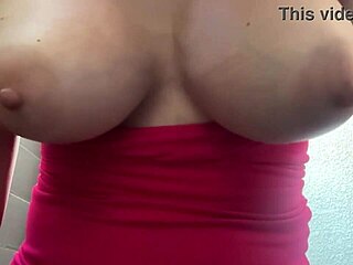 Artemisia Love milf italienne gros seins rebondit dehors en fumant !