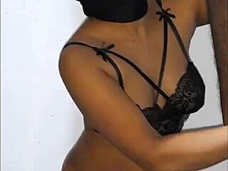 negrita flaca mamadora sacandole la leche a tremenda verga