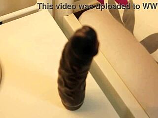 La belle mignonne au look innocent révèle son secret coquin du coucher