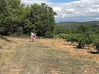 Une étudiante poilue aime le cum sur ses poils 😜