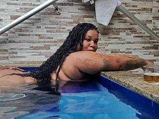 BBW bebe mi leche junto a la piscina 😋