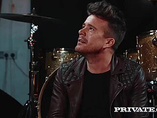 Шесть ртов сосут этот жеребец