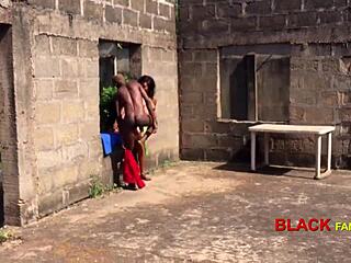 من فضلك قذف في كسي الرطب السوداء مع مؤخرة كبيرة وملابس ممزقة