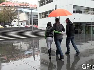 Ο φίλος πουλάει τη γλυκιά νόμιμη ηλικίας έφηβη 18+ για σαγήνη και στοματικό