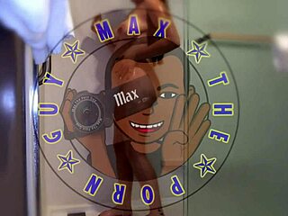 Bunny Fae玩弄紧致阴部，然后射精上面