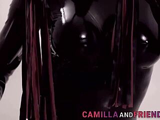 Lateksli shemale oğlunu sertçe sikiyor