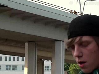 Kum op Alexis Crystals gezicht in openbare trio bij spoorweg!