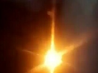 宝贝享受激烈的公共性爱，深深插入阴道和屁股