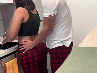 أخت مراتي تغسل الصحون ثم نكتها في المطبخ نيك مطبخ