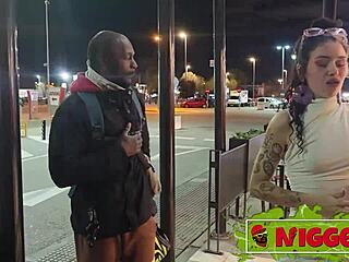 Çatallı dilli küçük 18+ olan Fedora Morelli'nin sikini sürerek debut yapıyor