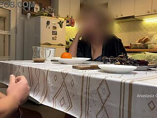 Ο άντρας μου χτυπάει κάτω από το τραπέζι μπροστά στη μητριά μου και εμένα ακριβώς στην κουζίνα