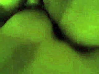 妻子紧致阴户和屁股用玩具探索，在亲密性爱中。