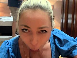 我的继兄抓到我在口交，我们在聊天，他加入了，两个家伙都射在我脸上