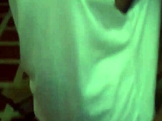 Babe geniet van harde publieke seks met diepe penetratie in kut en kont