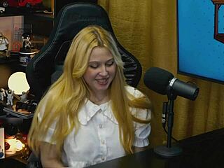 a branquinha da viamms ficou de quatro na mesa do podcast a calcinha t�o pequena que mostrou sua buceta toda muito tesuda - p�pum no barraco