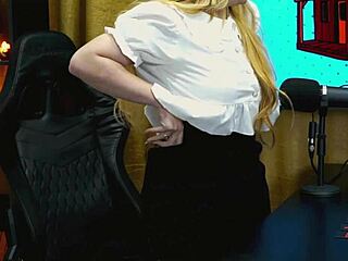 a branquinha da viamms ficou de quatro na mesa do podcast a calcinha t�o pequena que mostrou sua buceta toda muito tesuda - p�pum no barraco