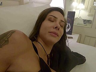 Morena infiel follando en balcón de resort