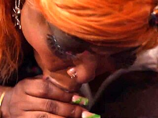 lecher la chatte de mon ex, huge ebony big ass spreading.