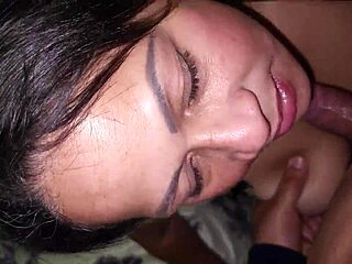 Madrasta târfă infidelă face apeluri fierbinți cu fund matur gras și țâțe milf