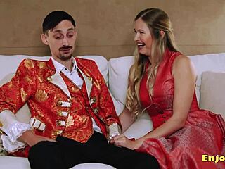 بلوند في جوارب تستمتع بالأورال مع شريك في دقة عالية