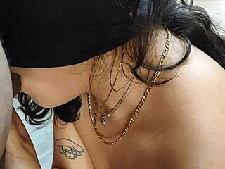 Morrita mexicana mojada de 21 años coge con el señor de 45.