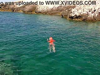 NAKED GIRL FLASHING PUSSY IN BLUE WATER OUTDOORS