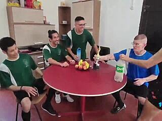 Είμαι στην ομάδα ποδοσφαίρου, βάζουμε την πόρνη να μας πιπιλίσει όλους, χωρίς προφυλακτικό και αναλ