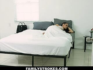 Señorita Raquel da mamada en dormitorio y cocina