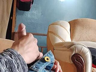 你在客厅闻我的内裤，一边手淫你的鸡巴吗？