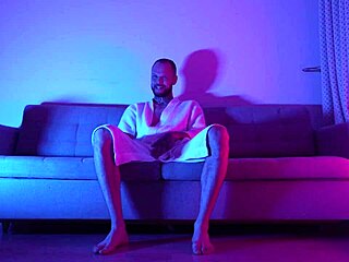 זיינתי בסתר את עמיתת העבודה החמה 18+ במחסן אבל זה השתבש