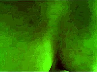 Evli kadın motel jakuzisinde ırklararası eğlence için götünü serbest bırakıyor