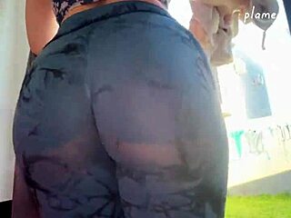 Λατίνες ξαδέρφες με μεγάλο κώλο τεντώνονται σε σφιχτά leggings