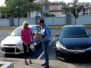 Perks Of A Delivery Driver: Slut In Doggystyle And Cowgirl Orgasm?