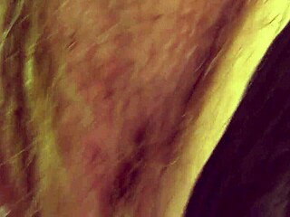 Milf matură păroasă arată pizda și primește duș auriu fierbinte