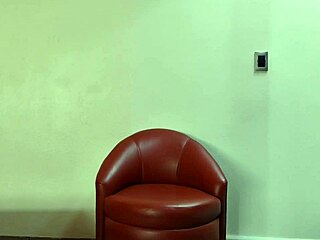 Morrita mexicana mojada de 21 años coge con el señor de 45.