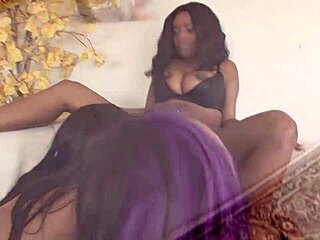 Drei Lesben lecken Muschi und stopfen Dildos rein